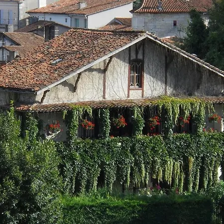 Spacious 6-bedroom, 5 Bathroom House In *