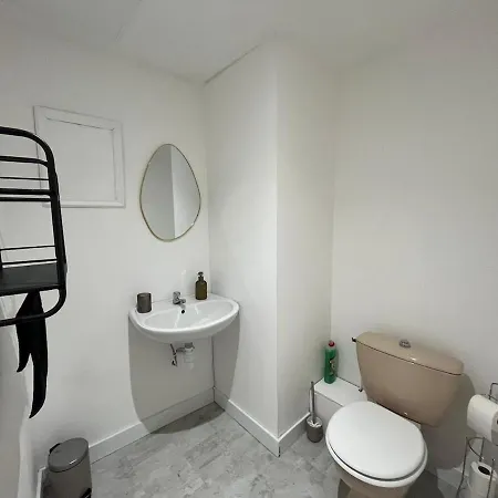Spacious 6-bedroom, 5 Bathroom House In *