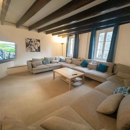 Сasa de vacaciones Spacious 6-bedroom, 5 Bathroom House In *