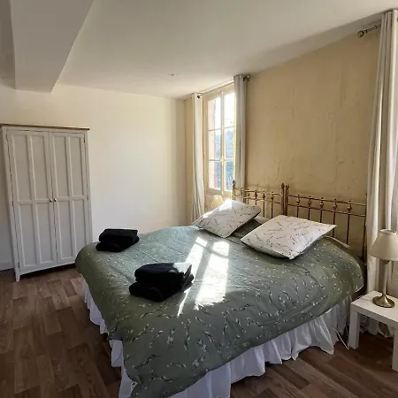 Spacious 6-bedroom, 5 Bathroom House In